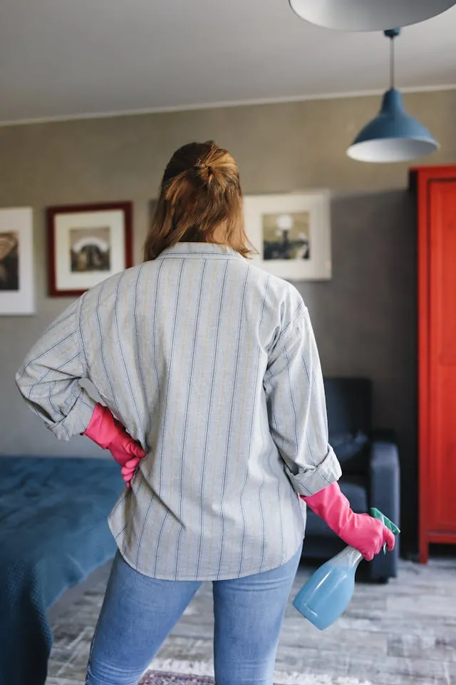 Schoonmaakspray wordt gebruikt in de slaapkamer